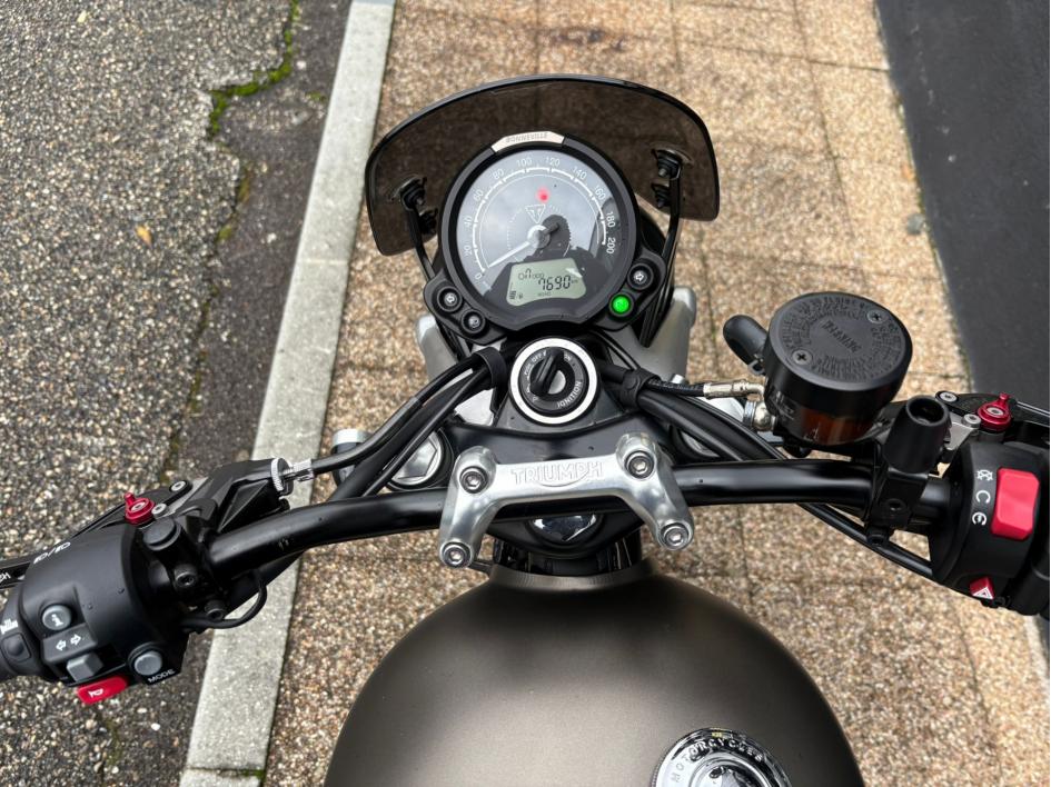 TRIUMPH STREET TWIN  900