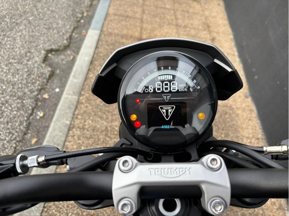 TRIUMPH TRIDENT 660