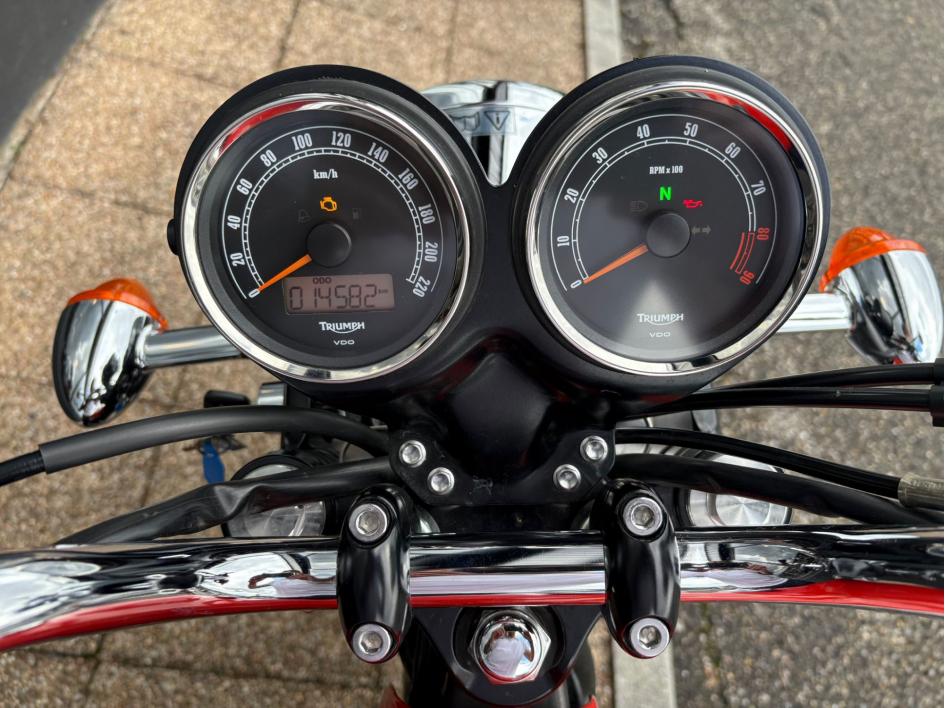 TRIUMPH BONNEVILLE 865 T100